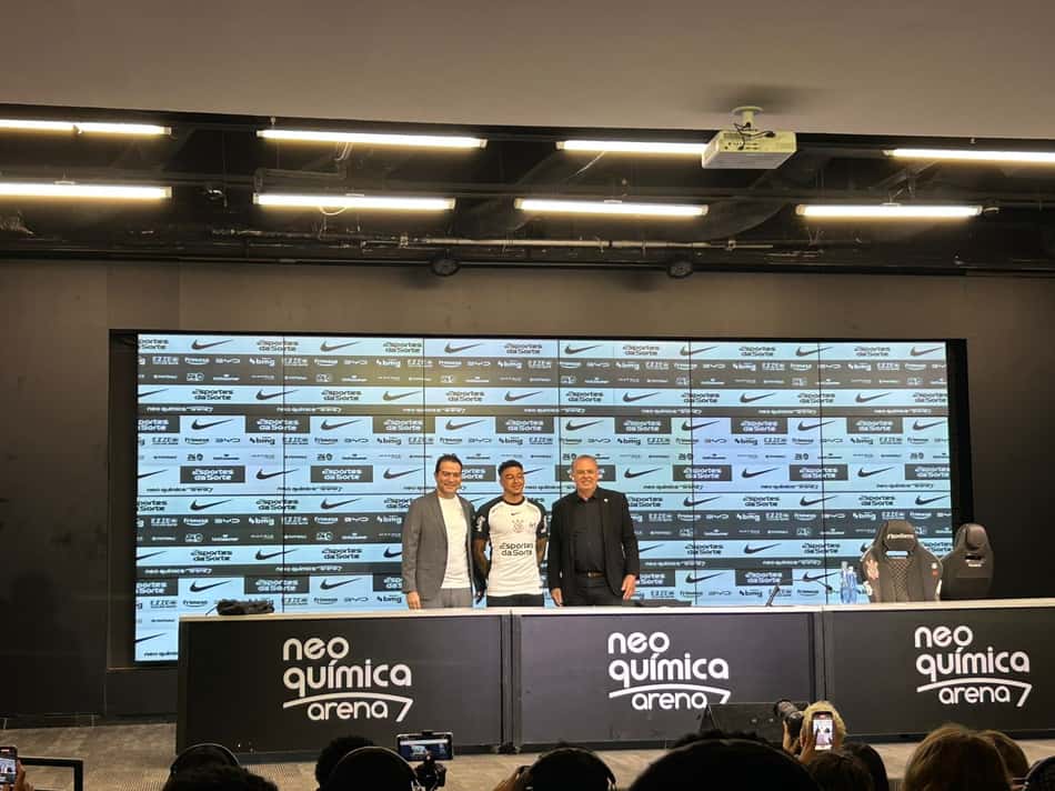 Lingard comemorou o acerto com o Corinthians (Foto: Guilherme Lesnok/ Lance!)