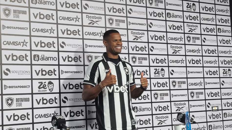 Júnior Santos está de volta ao Botafogo (Foto: Leonardo Bessa/Lance!)