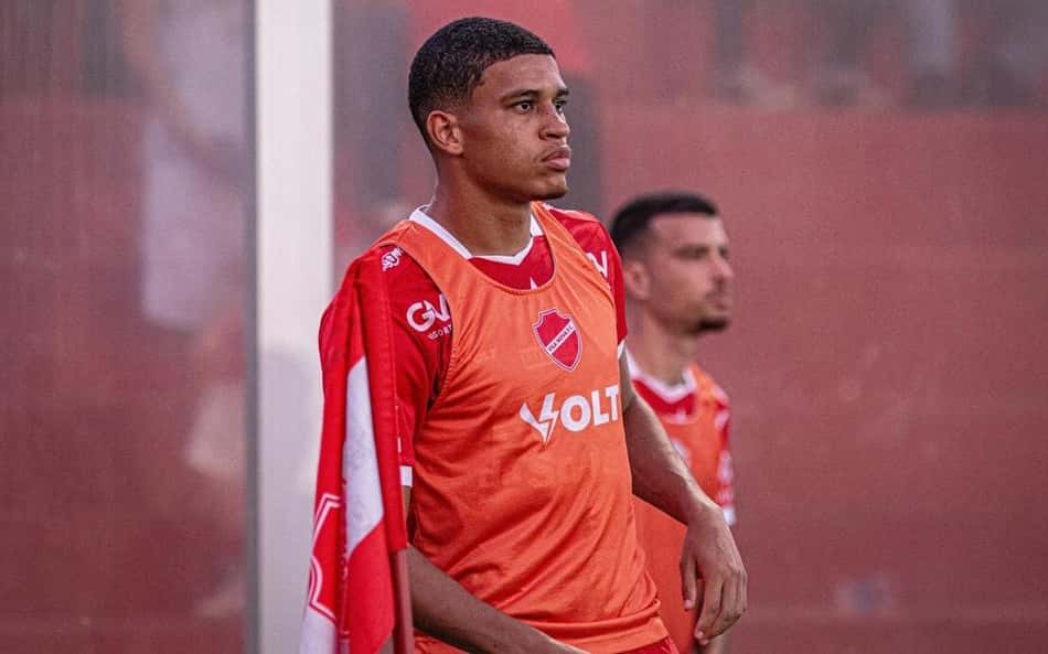 Com duelo com o Barcelona no currículo, zagueiro estreia na Série B do Brasileirão