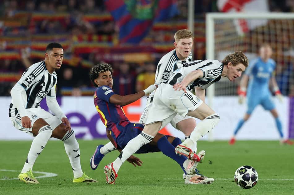 Yamal e Anthony Gordon no duelo entre Barcelona e Newcastle (Foto: Lluis Gene/AFP)