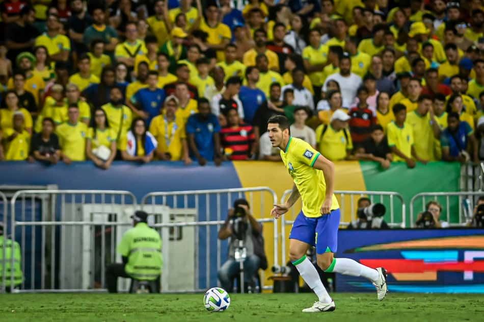 Zagueiro Nino carrega a bola em jogo entre Brasil e Argentina pelas Eliminatórias para a Copa do Mundo (Foto: Staff Images / CBF)