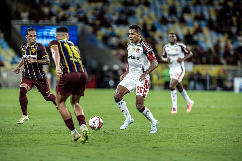 Alex Sandro em campo eplo Flamengo na vitória sobre o Madureira, pelo Campeonato Carioca (Foto: Affonso Andrade/Agência F8/Gazeta Press)