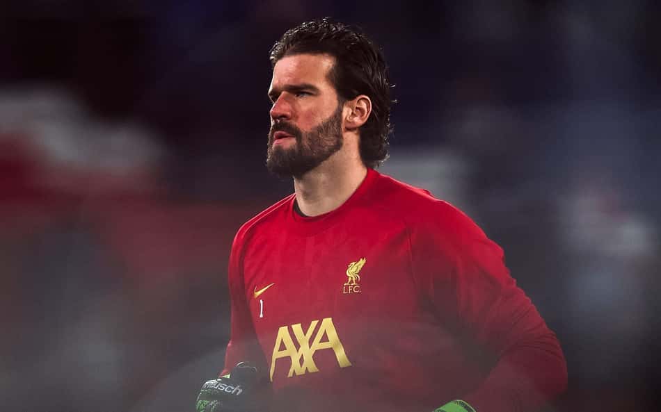 Alisson sofre lesão em treino e desfalca Liverpool na Champions