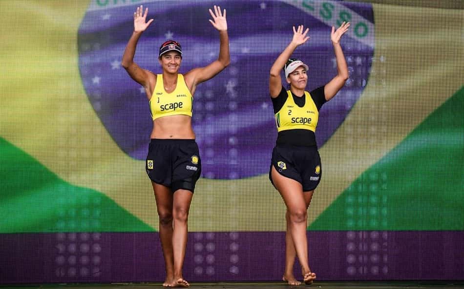Ana Patrícia (esquerda) e Duda (direita) no Campeonato Mundial de Vôlei de Praia de 2025 (Foto: Divulgação/Volleyball World)