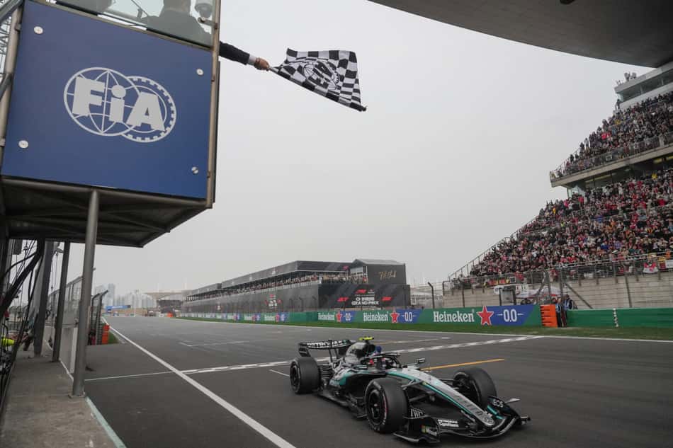 Kimi Antonelli cruza a linha de chegada no GP da China