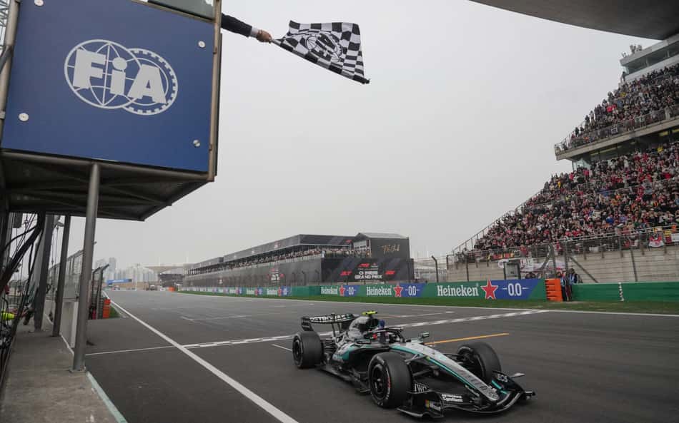 Kimi Antonelli cruza a linha de chegada no GP da China