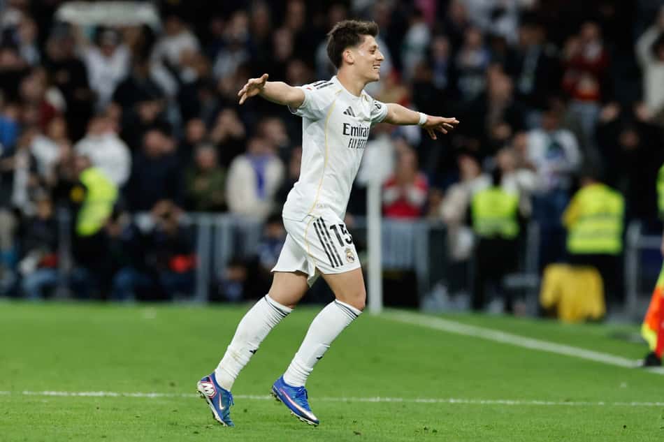 Arda Güler celebra o quarto gol do Real Madrid na vitória sobre o Elche, válida pela La Liga, no Santiago Bernabéu (Foto: Oscar Del Pozo/AFP)