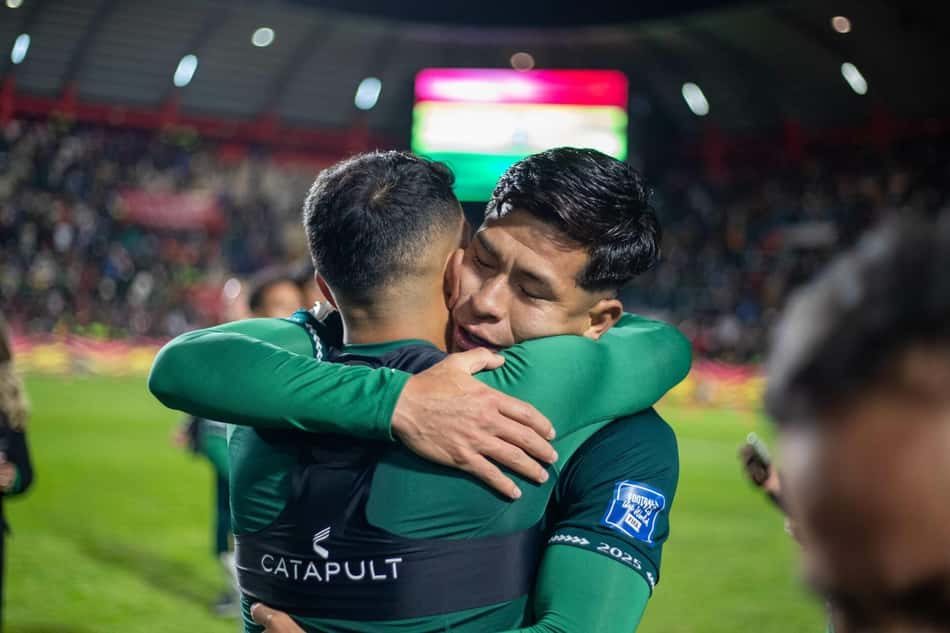 Jogadores da Bolívia comemoram vitória sobre o Brasil, no estádio El Alto, pelas Eliminatórias da Copa do Mundo de 2026 (Foto: Paulo De Tarso/GazetaPress)