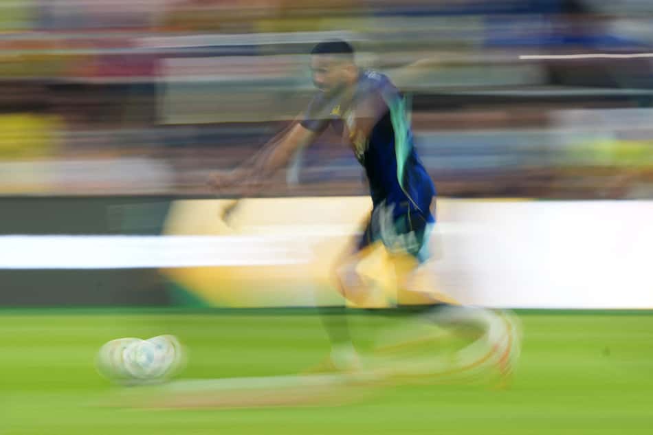 Bremer conduz a bola durante o amistoso entre Brasil e França no Gillette Stadium (Foto: Michael Owens/AFP)