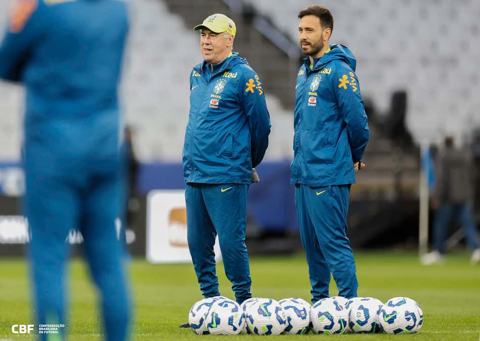 Carlo e Davide Ancelotti; pai e filho estão na comissão técnica da Seleção