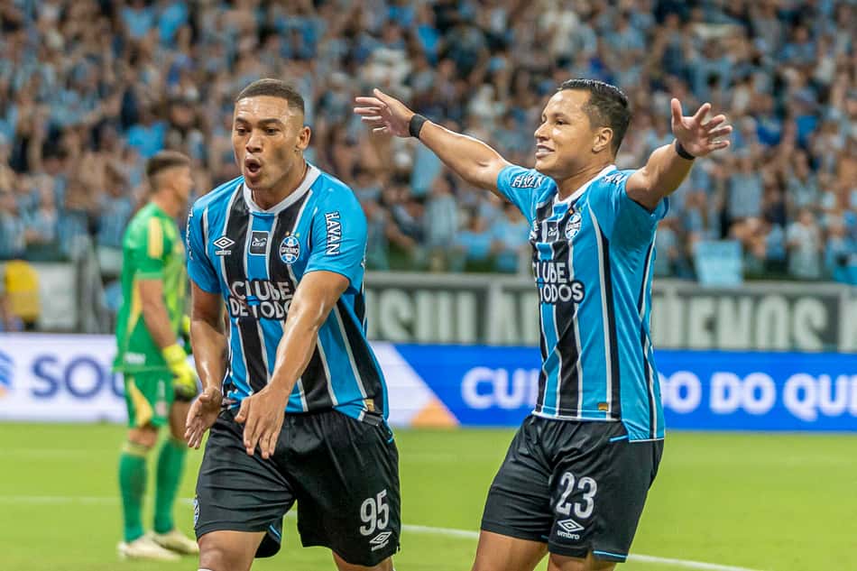 Carlos Vinicius comemora seu gol na partida entre Grêmio e Internacional pelo jogo de ida da final do Gauchao 2026 (Foto: JORGE LANSARIN/Agencia Enquadrar/Gazeta Press)