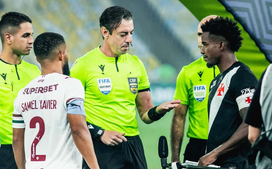 Thiago Mendes ganha 'presente inusitado' de árbitro de Vasco x Fluminense; veja vídeo
