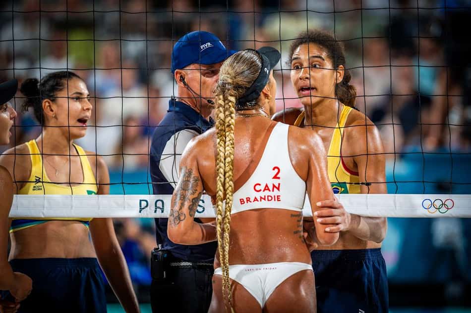 Ana Patrícia e Brandie discutem na rede durante a final do vôlei de praia em Paris 2024 (Foto: Divulgação/Volleyball World)