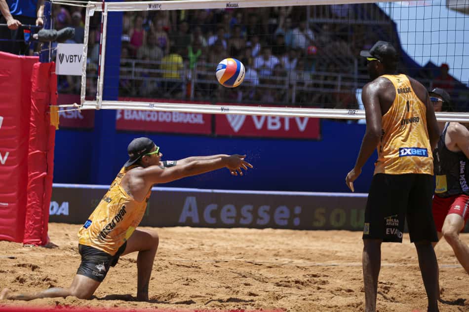 Evandro e Arthur Lanci em ação no Circuito Mundial em João Pessoa (Foto: Cristiano Santos/Beach Games Brazil/CBV)