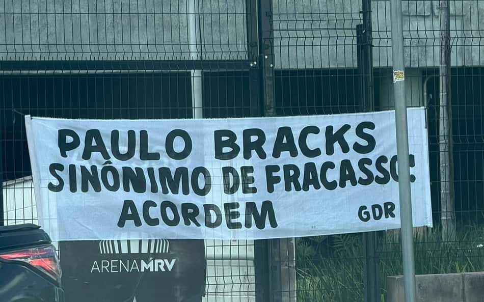 faixas de protesto a paulo bracks (Foto: Artur Henrique / Lance!)