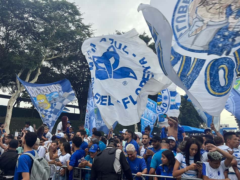 Torcida do Cruzeiro faz festa na porta do CT (Foto: Eduardo Statuti/ Lance!)