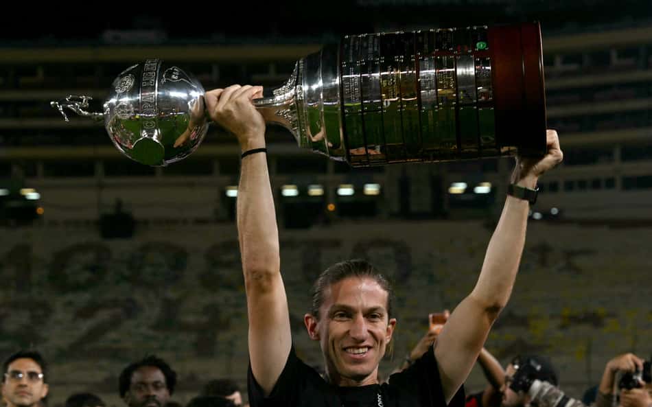 Filipe Luís avalia saída do Flamengo e comenta possibilidade de assumir o Atlético de Madrid