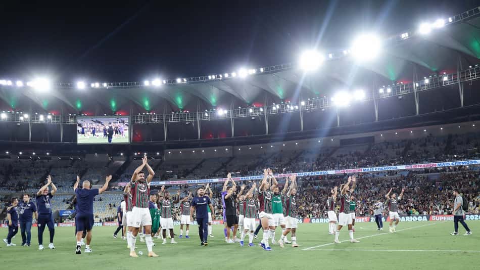 Elenco do Fluminense comemora com a torcida a classificação para a final do Carioca de 2026 (Foto: Marcelo Gonçalves/FFC)