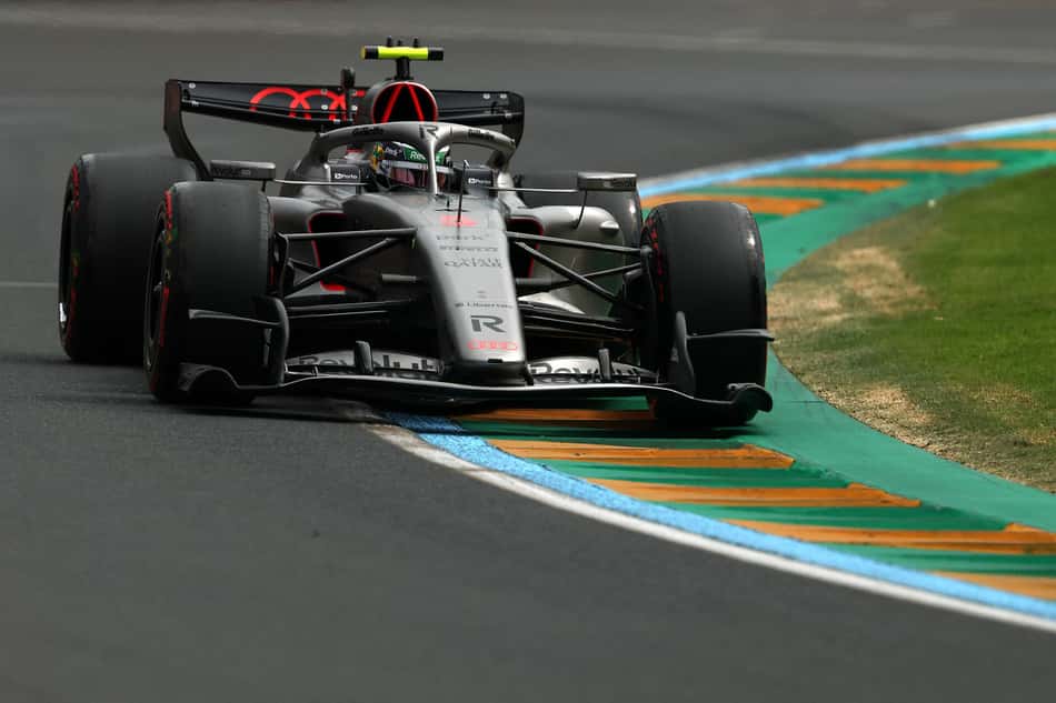 Gabriel Bortoleto em ação no treino do GP da Austrália pela F1 2026 (Foto: Martin KEEP / AFP)