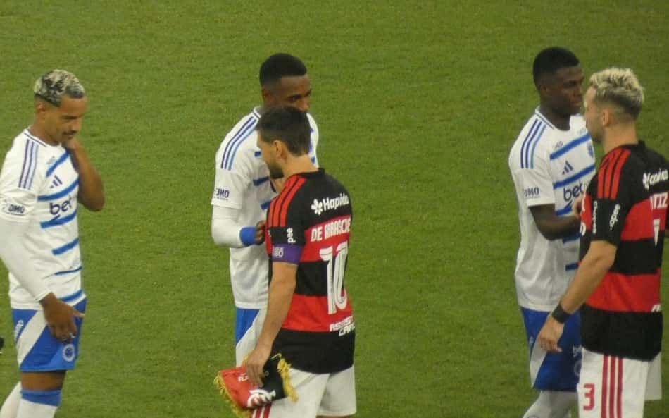 Leitura labial revela diálogos de Gerson com jogadores do Flamengo: 'Não dá'