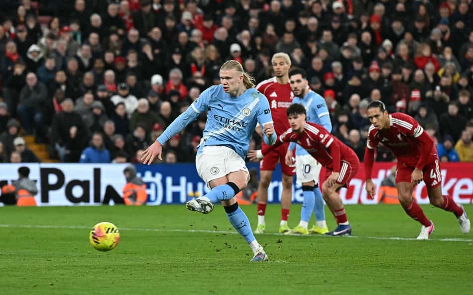 Haaland marcou gol de pênalti em Alisson durante jogo entre Liverpool x Mancheste City