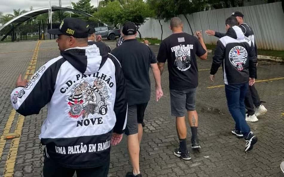 Grupo de integrantes de torcidas organizadas do Corithians foram ao CT Joaquim Grava para cobrar o elenco e comissão técnica