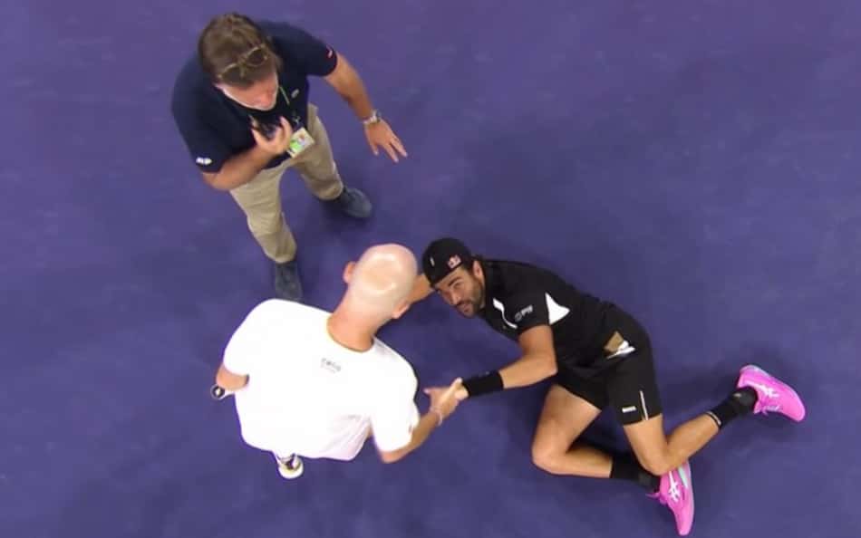 Com cãibras, o italiano Matteo Berrettini é cumprimentado pelo francês Adrian Mannarino (Reprodução)