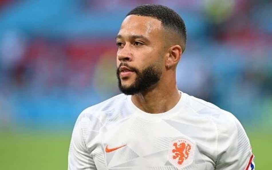 Memphis Depay chama atenção em Holanda x Noruega