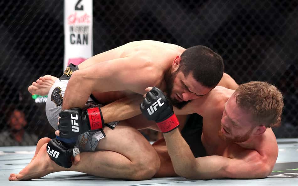 Vídeo de campeão lesionado viraliza e levanta suspeitas de 'fuga' no UFC