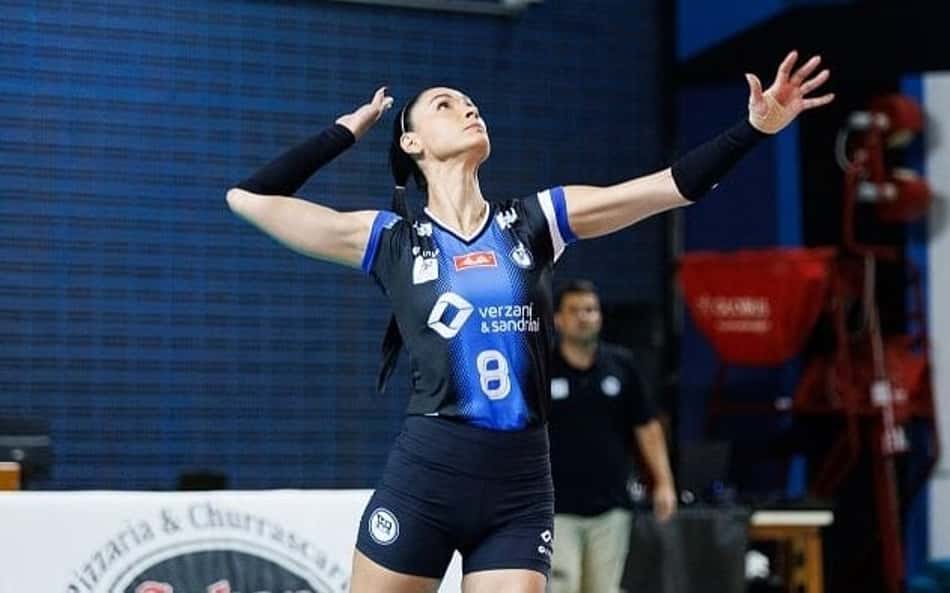 Aos 42 anos, Jaqueline está de volta às quadras pelo Pinheiros (Foto: Gabriella Garbim/EC Pinheiros)