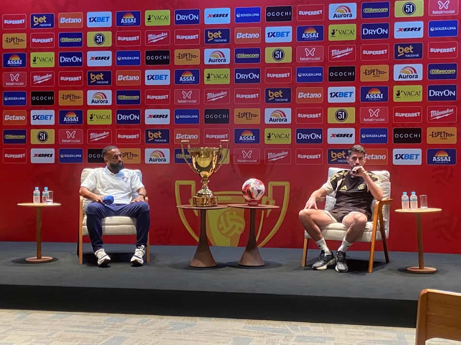 Samuel Xavier, do Fluminense, e Jorginho, do Flamengo, em evento da final do Campeonato Carioca (Foto: Pedro Brandão/ Lance!)