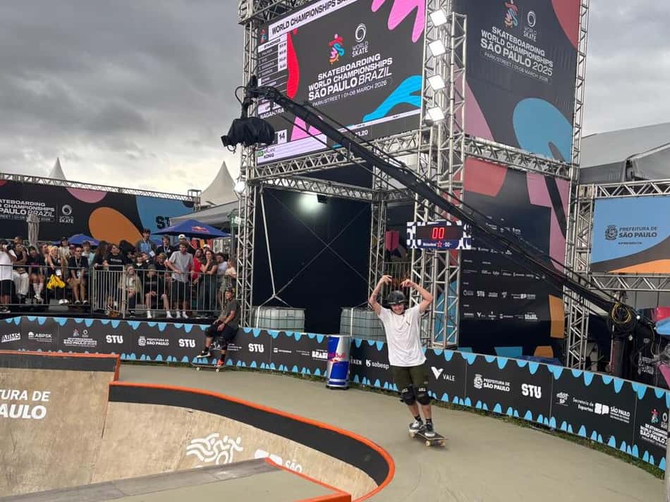 Kalani Konig chama a torcida durante o Mundial de Skate em São Paulo
