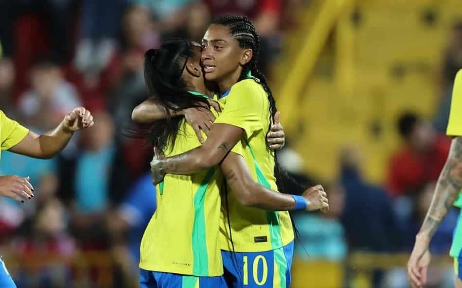Tainá Maranhão e Kerolin durante Brasil x Costa Rica. (Foto: Lívia Villas Boas/Staff Images/CBF)