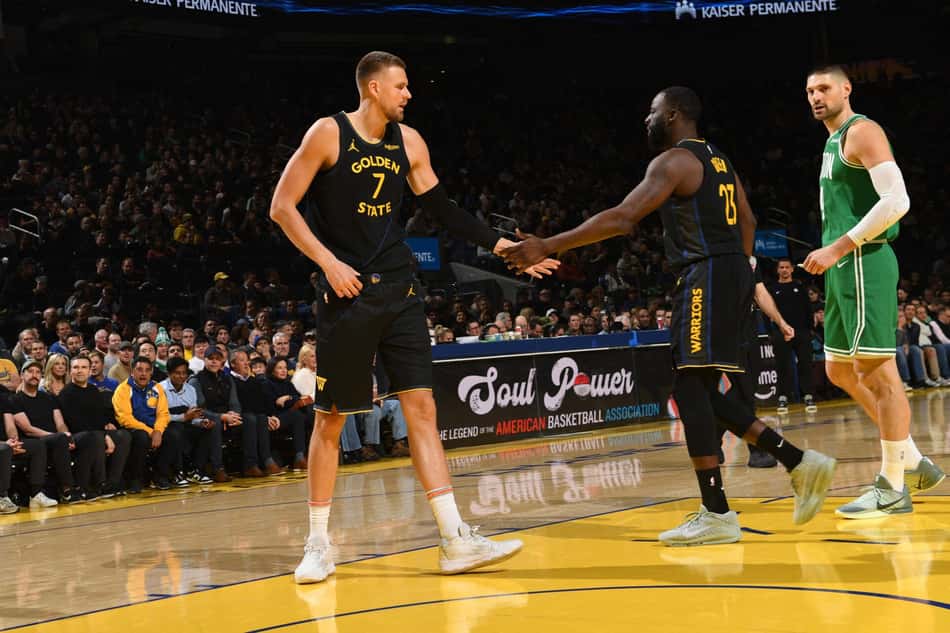 Kristaps Porzingis e Draymond Green, do Golden State Warrios, contra o Boston Celtics na NBA (Foto: Noah Graham/NBAE via Getty Images/AFP)