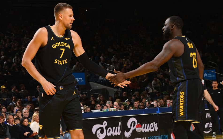 Kristaps Porzingis e Draymond Green, do Golden State Warrios, contra o Boston Celtics na NBA (Foto: Noah Graham/NBAE via Getty Images/AFP)