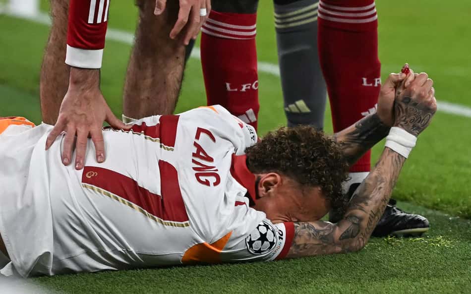 Jogador tem dedo 'parcialmente decepado' em jogo da Champions League; veja vídeo