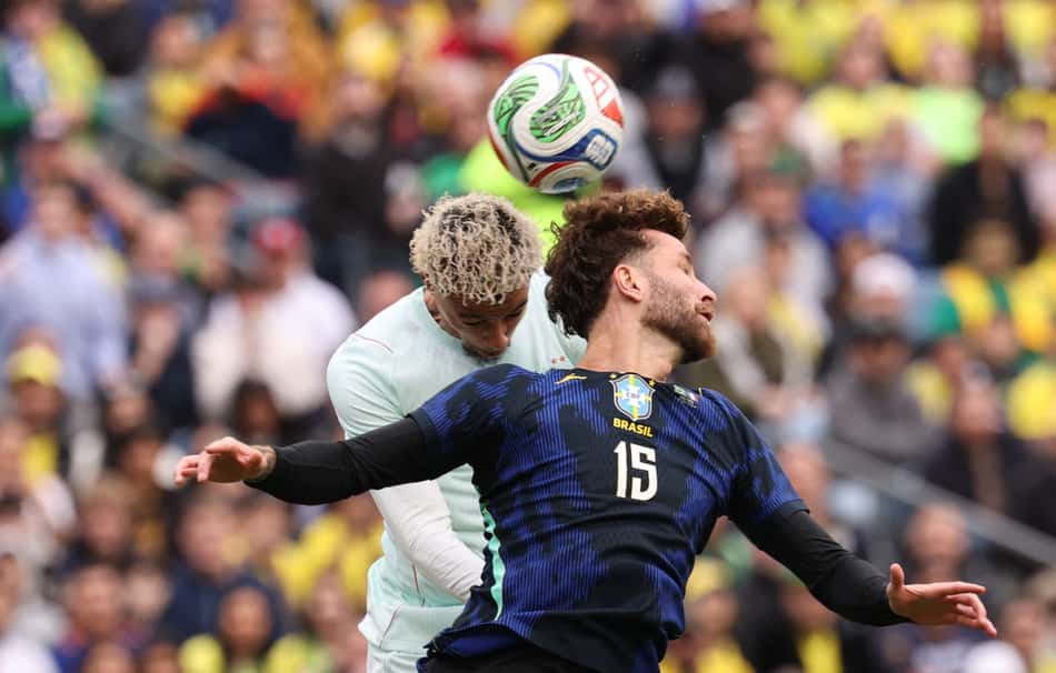 Hugo Ekitike, da França, disputa a bola com o zagueiro Léo Pereira, do Brasil, durante amistoso realizado (Foto: Franck Fife/AFP)