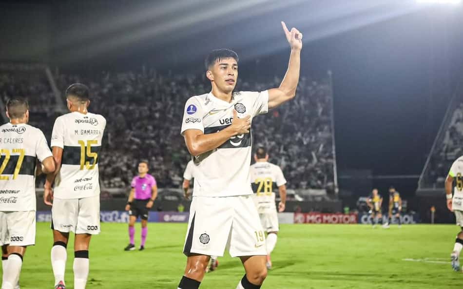 Lezcano, emprestado do Fluminense ao Olímpia, comemora seu gol na Sul-Americana (Foto: Reprodução/Olimpia)