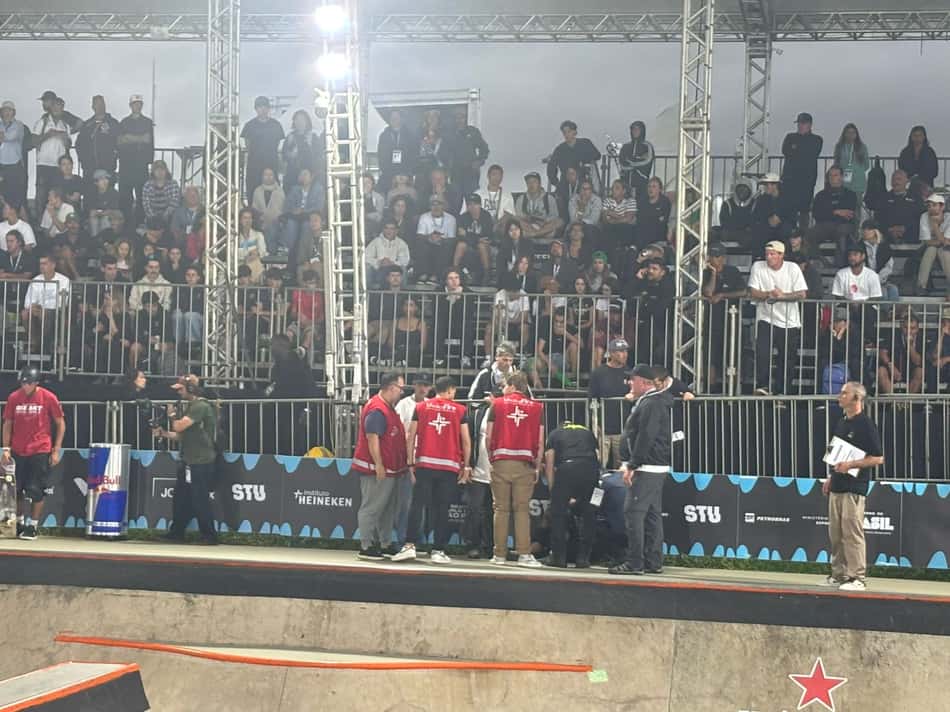 Luizinho recebe atendimento médico na semifinal do Mundial de Skate (Foto: Beatriz Pinheiro/ Lance!)
