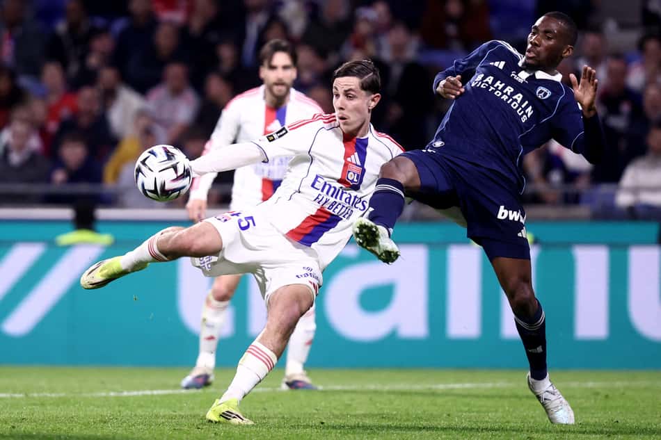 Rémi Himbert disputa a bola com Adama Camara durante Lyon x Paris FC, pela Ligue 1, no Groupama Stadium (Foto: Alex Martin/AFP)
