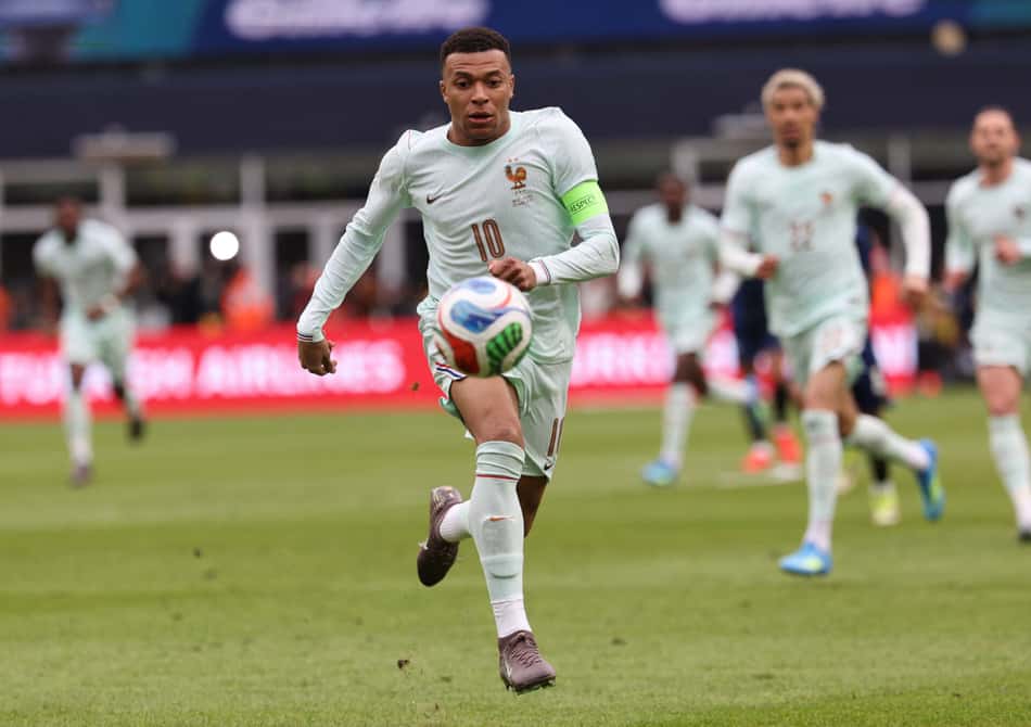 Mbappé em ação no amistoso entre França e Brasil nos Estados Unidos