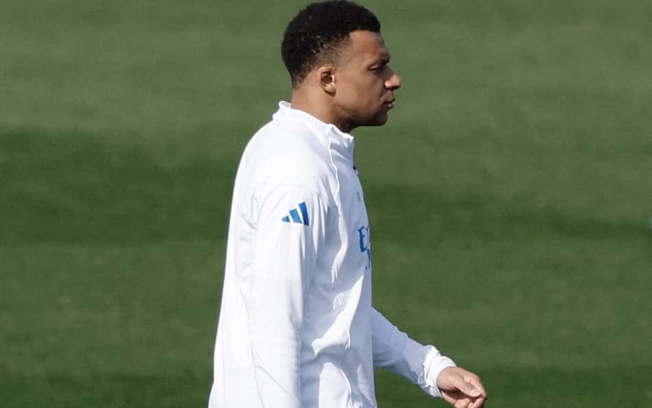 Kylian Mbappe está afastado dos gramados por causa de lesão no joelho esquerdo