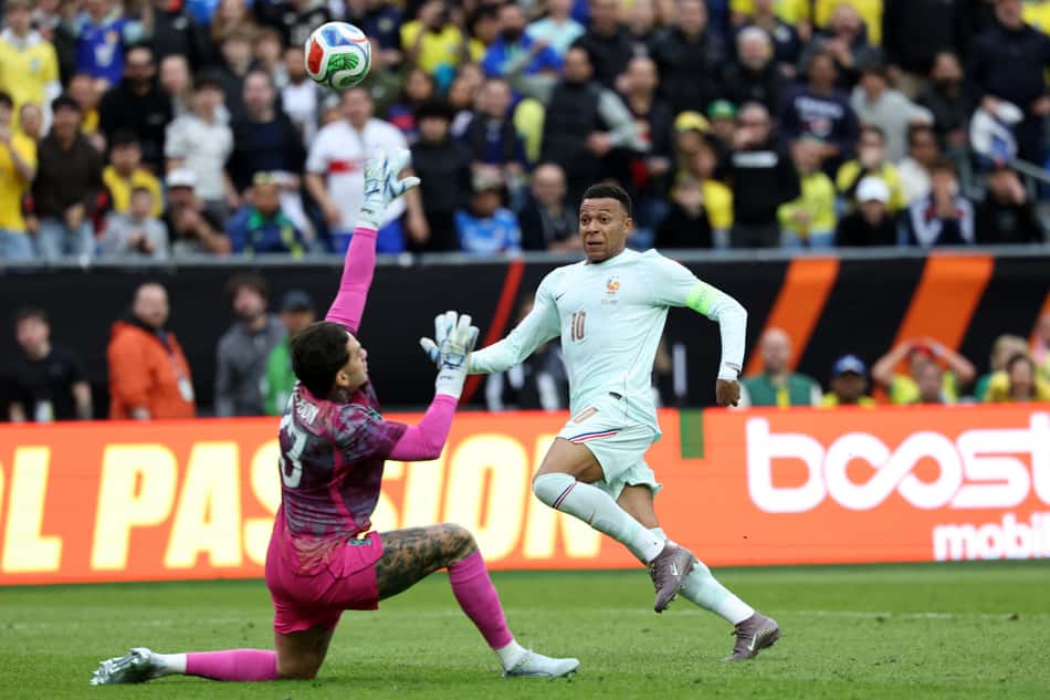 Mbappé encobre Ederson e abre o marcador para a França diante do Brasil