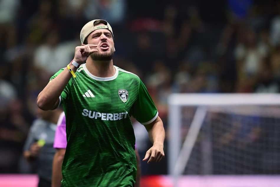 O influenciador Jon Vlogs, presidente do Capim, provoca a torcida do Dibrados (Foto: Divulgação/Kings League)