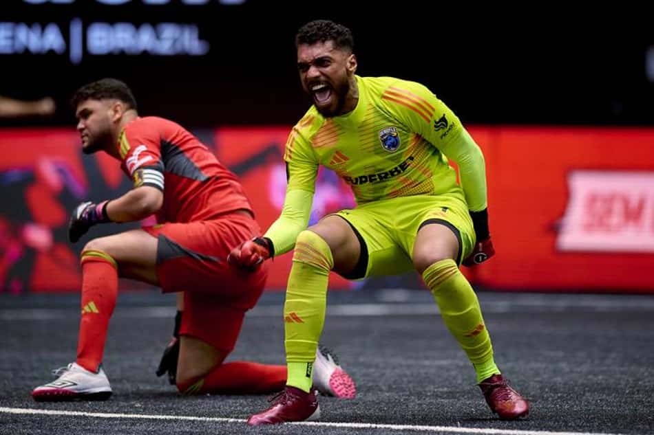 Esaú, goleiro do Dendele, vira após converter seu shootout (Foto: Divulgação/Kings League)