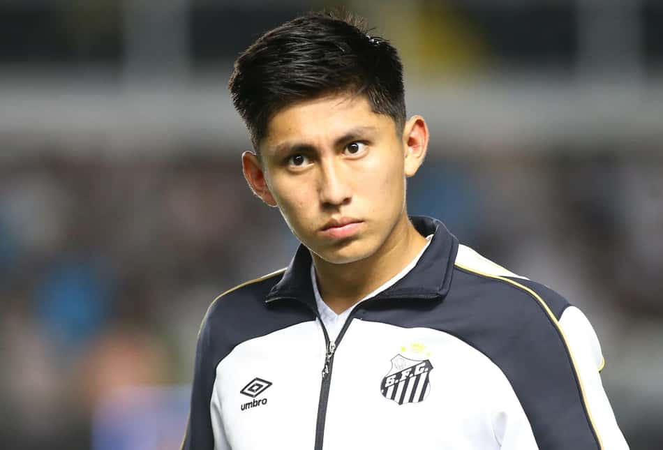 Miguelito, do Santos, durante aquecimento antes de partida contra o Vasco na Vila Belmiro, pelo Brasileirão de 2026 (Foto: Mauricio De Souza/GazetaPress)