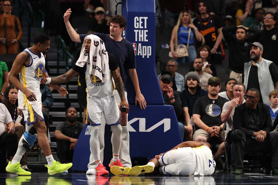Moses Moody sofre lesão em Warriors x Mavericks na NBA (Foto: Sam Hodde/Getty Images/AFP)