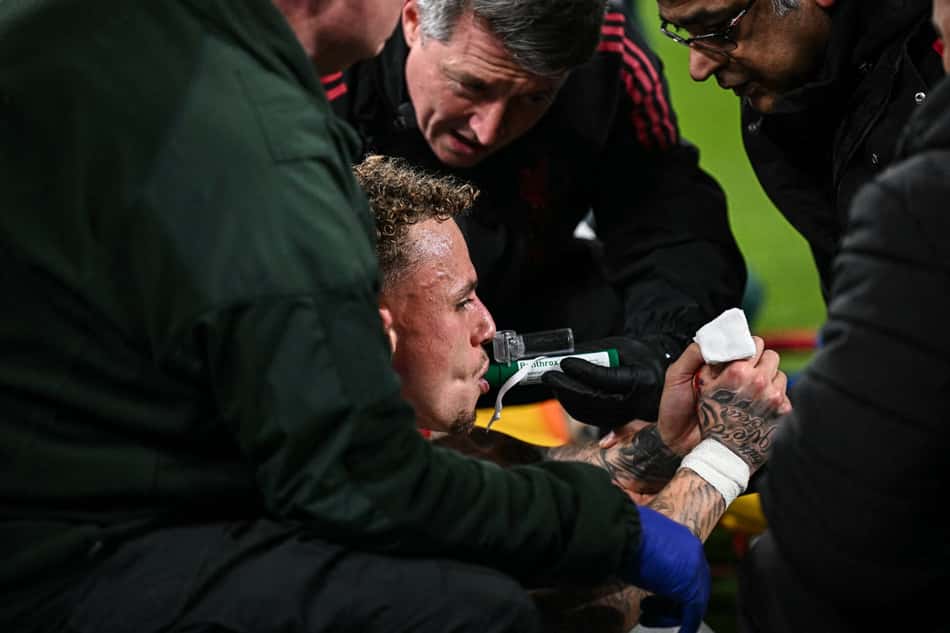 Noa Lang recebe atendimento médico após cortar o dedo em Liverpool x Galatasaray pelas oitavas da Champions em Anfield (Foto: Paul Ellis/AFP)