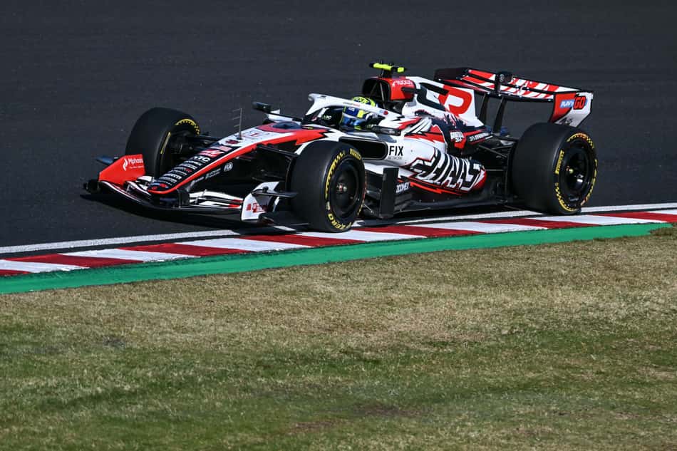 O piloto saiu apenas mancando depois do acidente (Foto: ANDREW CABALLERO-REYNOLDS / AFP)