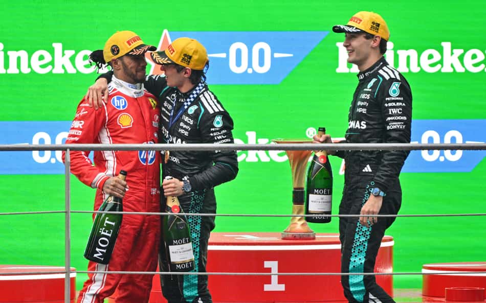 Pódio do GP da China na F1 2026 (Foto: Hector RETAMAL / AFP)